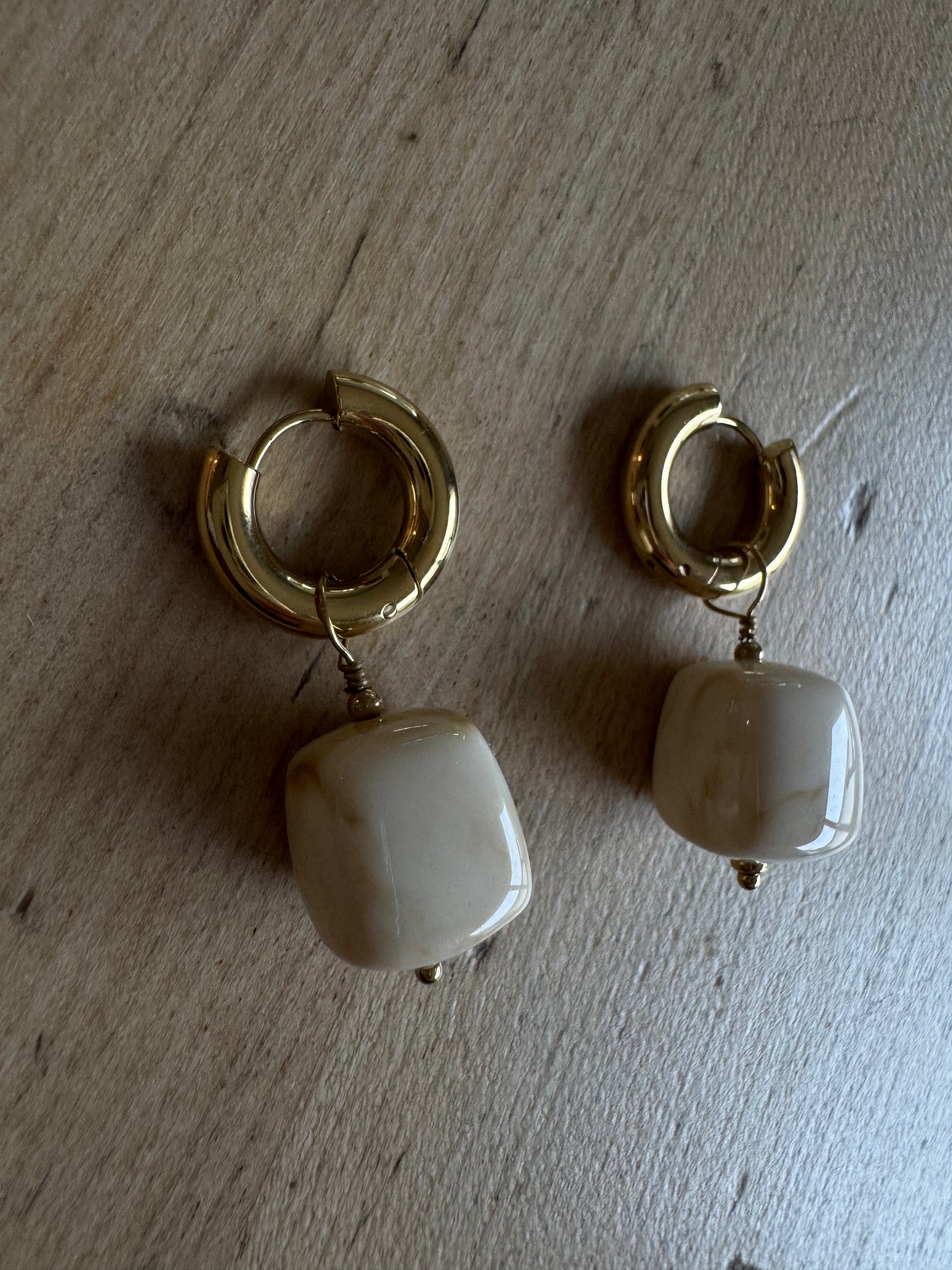 Les boucles Léa beige marbré