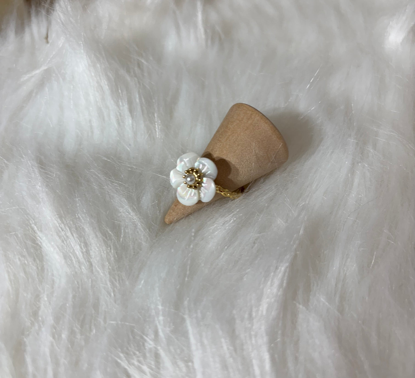 La bague Alba nacre