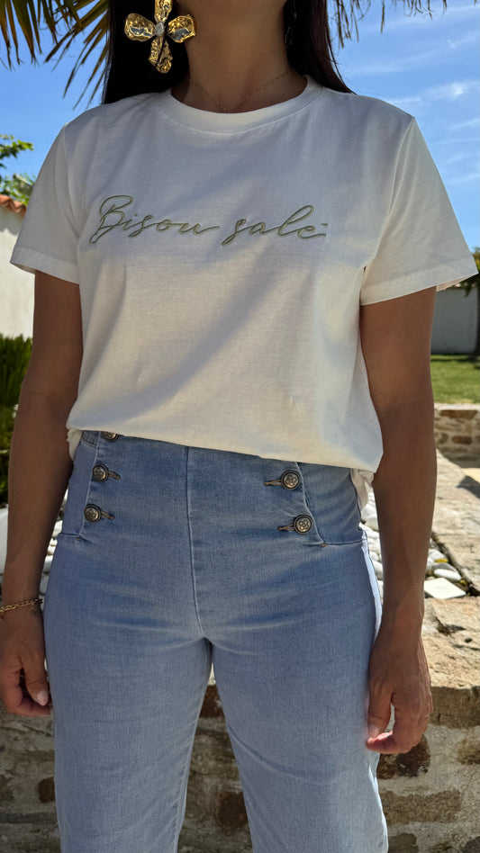tee shit blanc avec ecriture bisou salé vue de face , 100% coton 