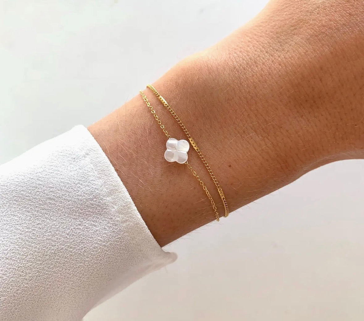 bracelet double chaine fine avec trefle en nacre blanche en acier inoxydable