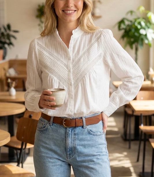 chemise Augustine écru , 100% coton , vue de face , détails dentelle ajourée 