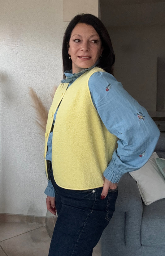 gilet sans manche jaune sur chemise en jean 