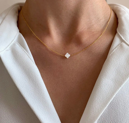 collier doré en acier inoxydableavec pendentif trefle en nacre 