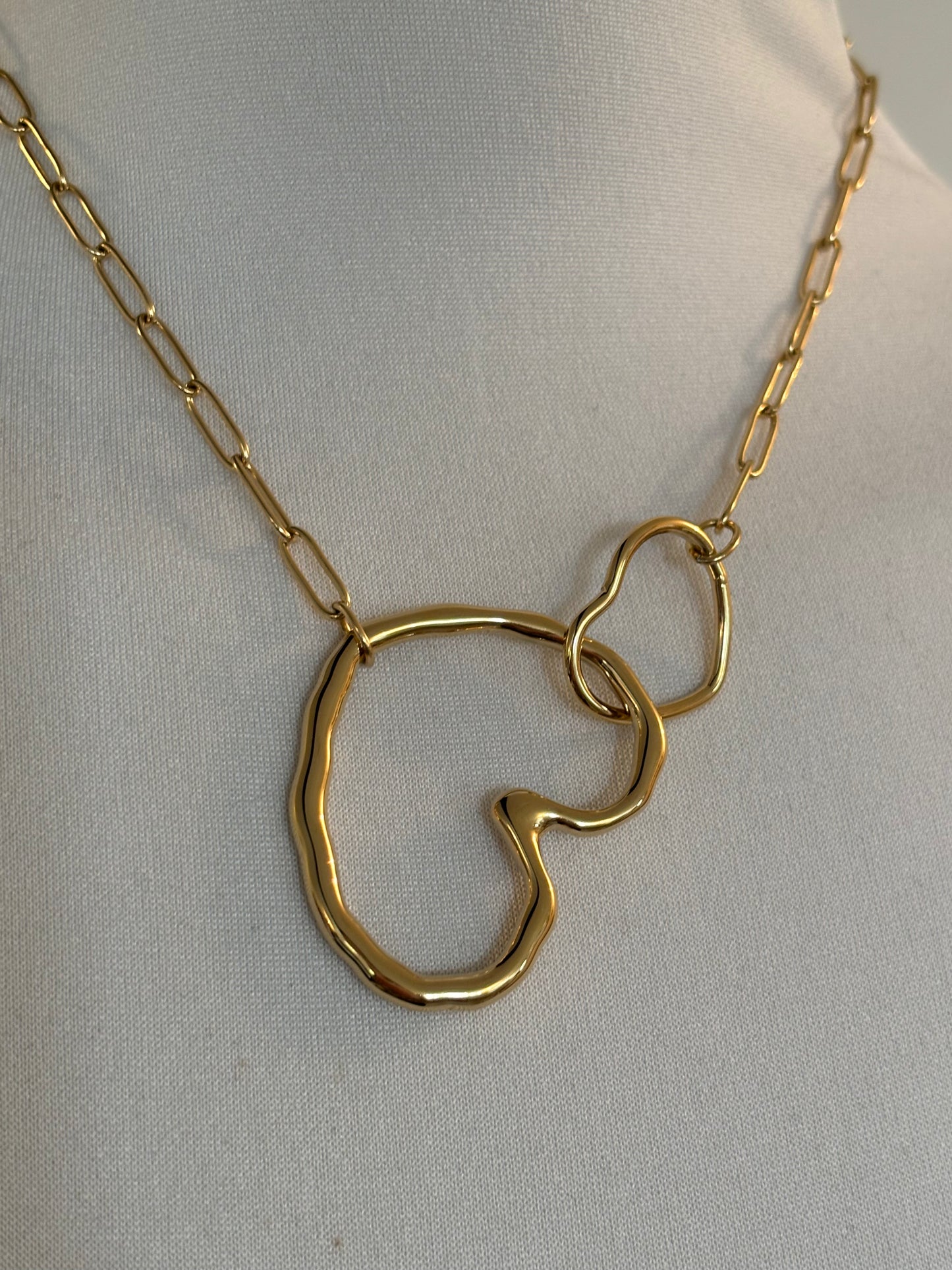 Le collier double cœurs entrelacés