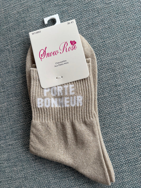 Les chaussettes aux petits mots dorées
