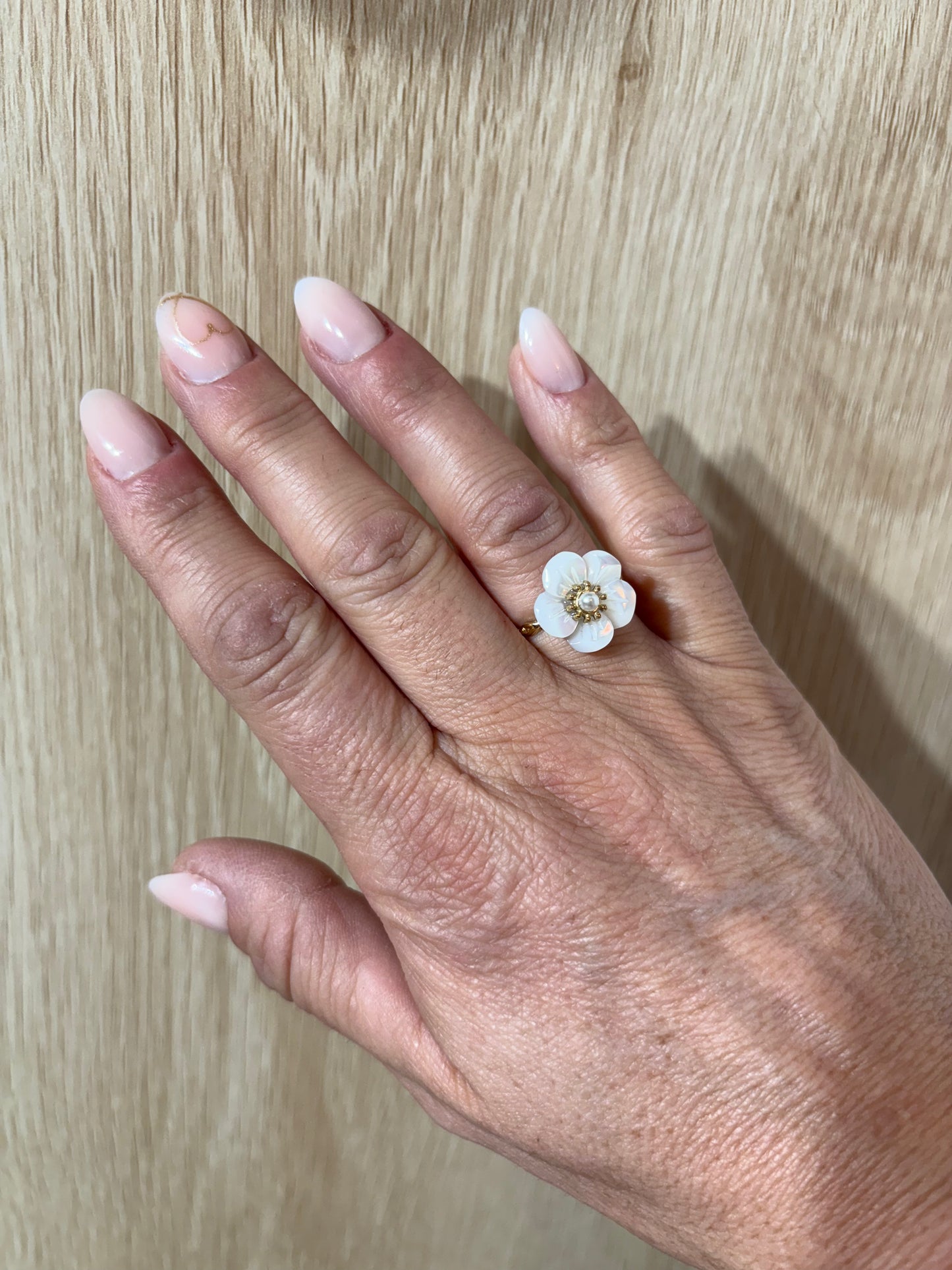 La bague Alba nacre