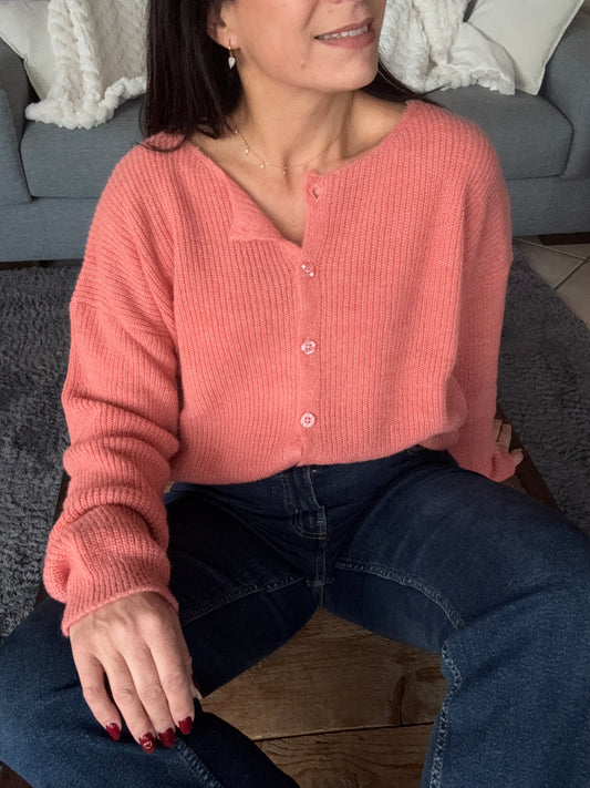 gilet en maille douce rose
entierement boutonné devant col rond
