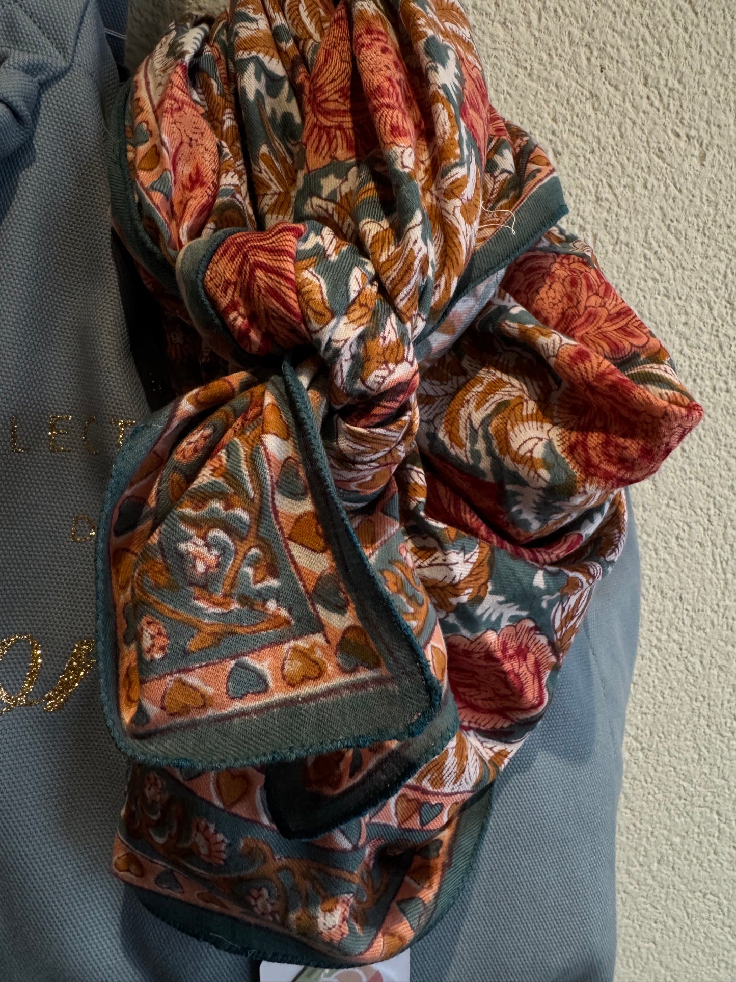 foulard indien floral 100 x 100 cms 
