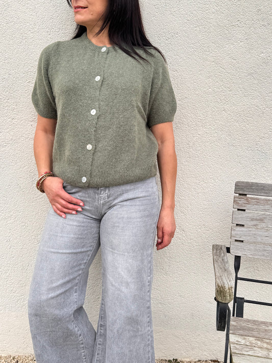 gilet manches courtes kaki parisienne , vue de face , avec boutons nacrés
