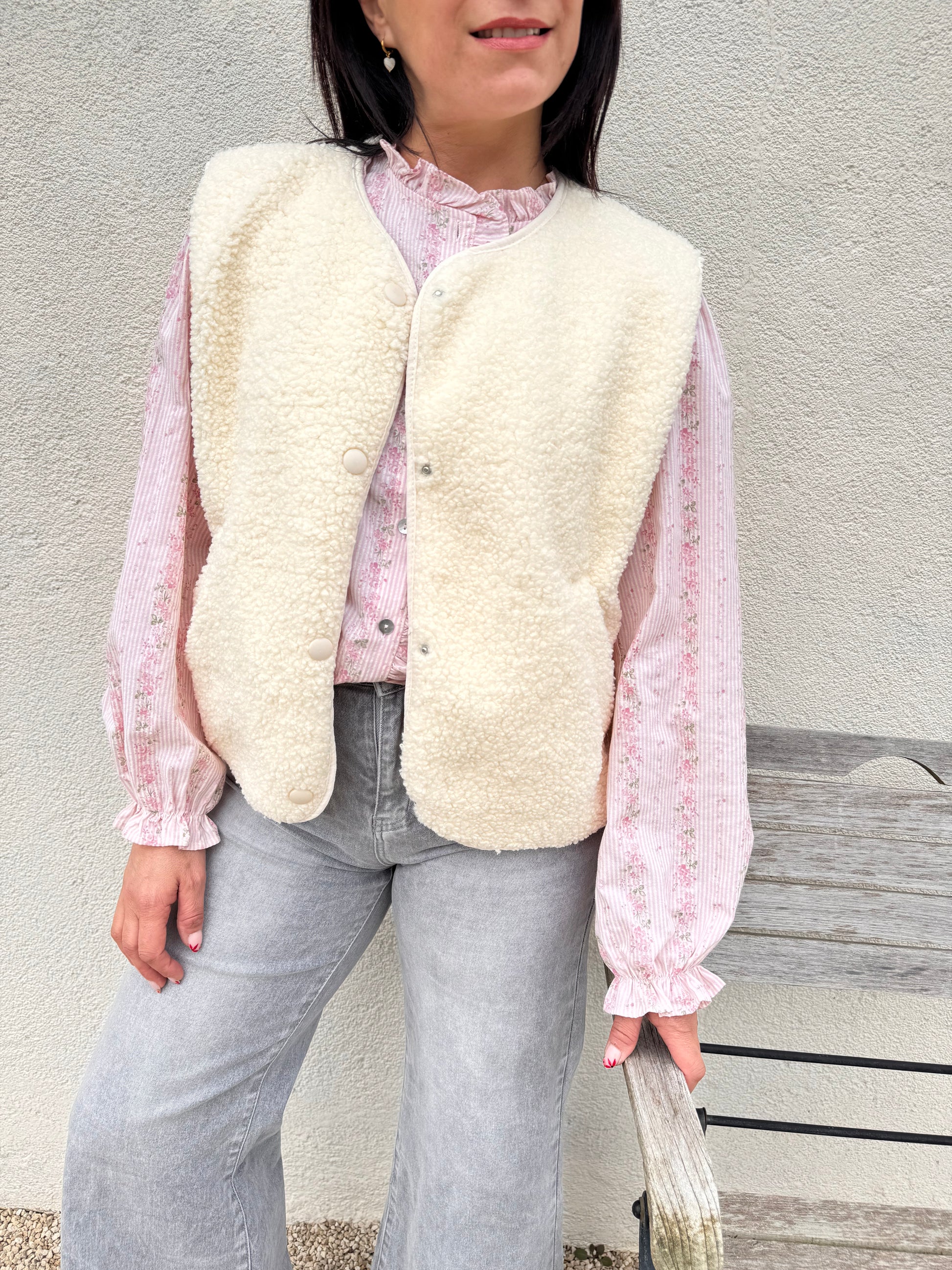 gilet  sans manche moumoute écru , vue de face avec boutons pressions, 