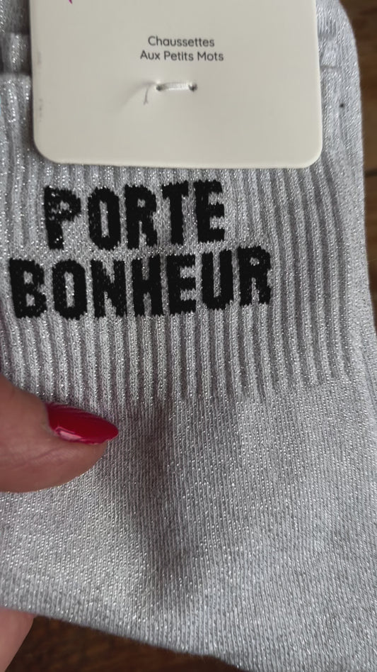Les chaussettes aux petits mots blanc et gris à paillettes