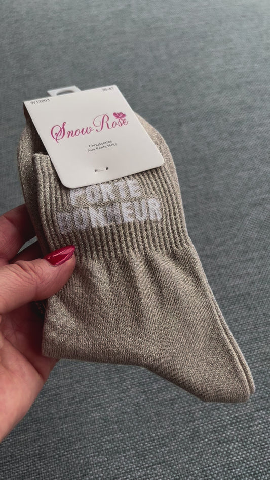 Les chaussettes aux petits mots dorées