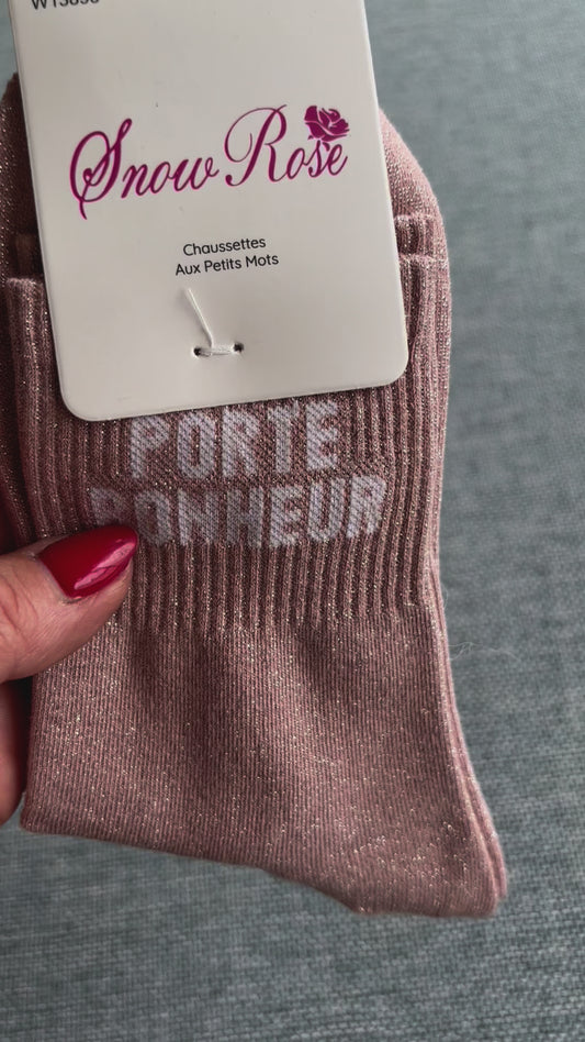 Les chaussettes aux petits mots rose
