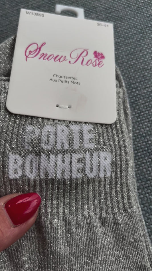 Les chaussettes aux petits mots argent